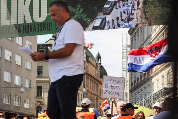 Glavni trg u Zagrebu prepun prosvjednika zbog opasnog otpada u Lici