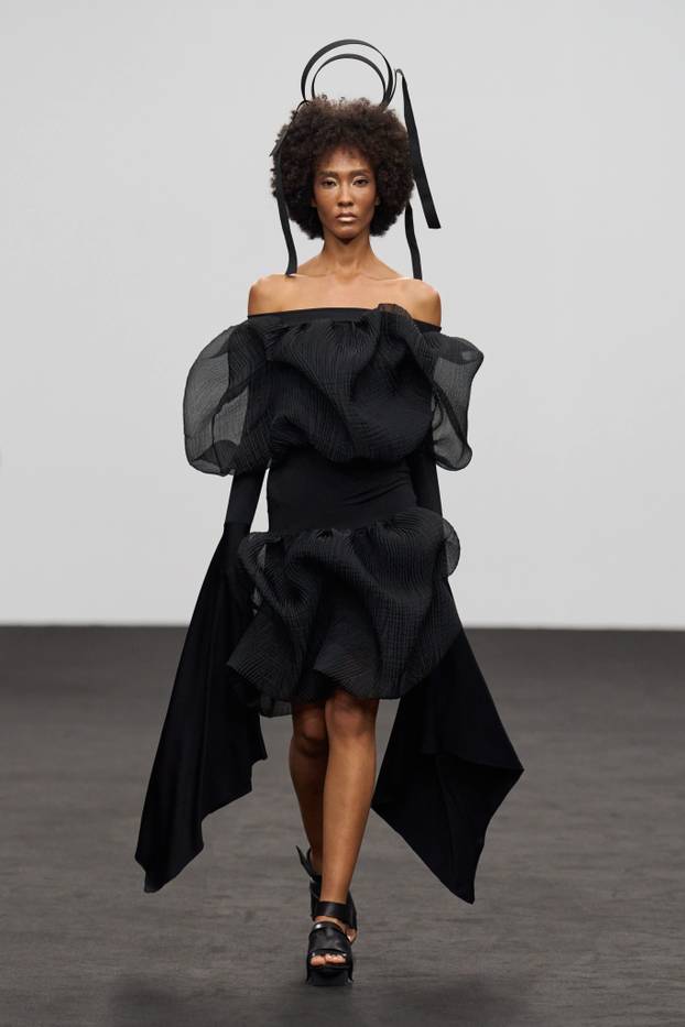 Divne kreacije: Pogledajte reviju Ksenije Vrbanić u Dubaiju