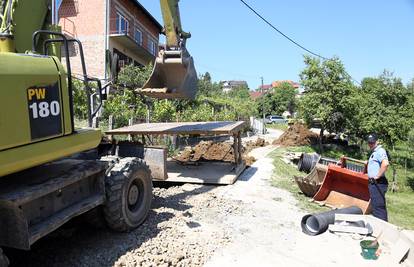 Radnika je zatrpala zemlja na gradilištu, prevezli ga u bolnicu