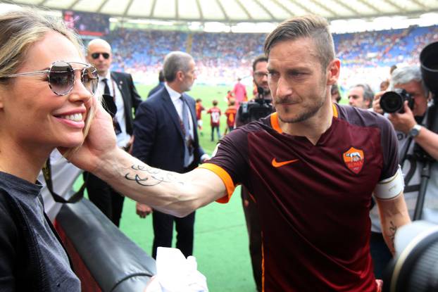 Archive, Francesco Totti and Ilary Blasi, love at the end of the line? According to Dagospia tonight the couple will announce the separation