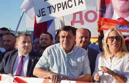 Tisuće ljudi blokirali su promet zbog optužnice protiv Dodika