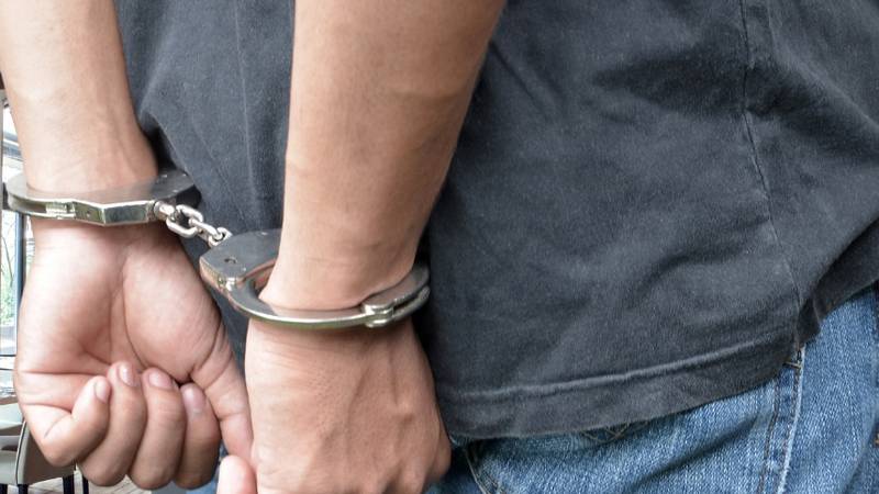 Državljan BiH napadel policista na Hrvaškem in poskušal pobegniti v uniformi