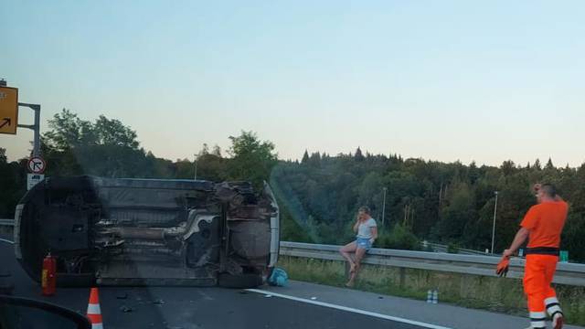 Nesreća na A1 kod Bosiljeva: Od siline udarca auto se prevrnuo na bok, vozi se jednom trakom