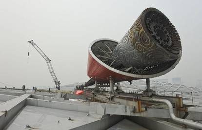 Kina: Olipijska baklja sa stadiona seli u park