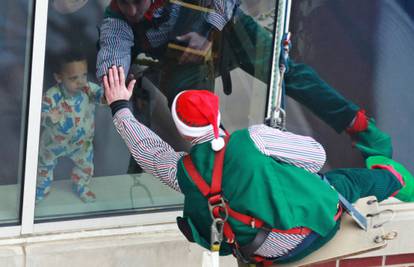 Vilenjaci i Djed Božićnjak posjetili dječicu u bolnici