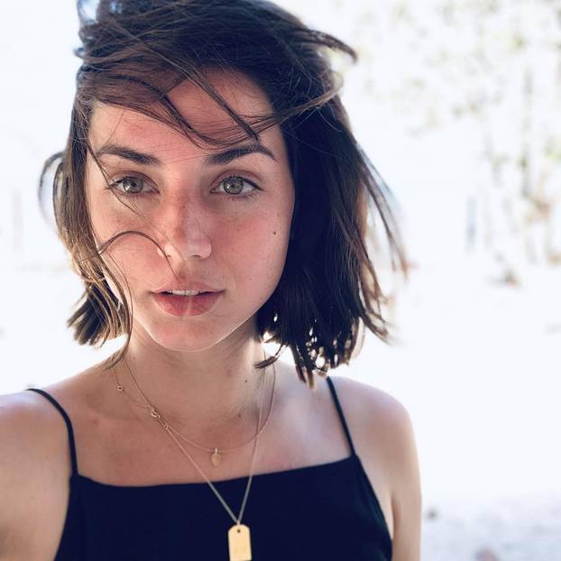 FOTO Zvijezda Hollywooda je zavirila u garažu Ferrarija. A mehaničari u njezin dekolte