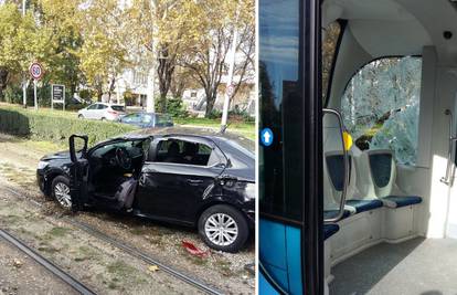 Auto se prevrnuo i udario u tramvaj, nitko nije ozlijeđen