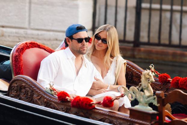 Sydney Sweeney et son compagnon Scooter Braun font une balade en gondole et se promènent main dans la main à Venise lors du 83ème Festival International du Film (Mostra)