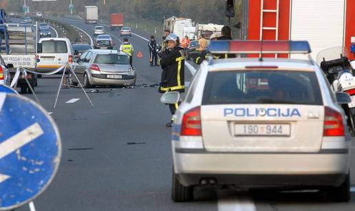 Opel Astra se prevrnula na autocesti, dvoje ozlijeđeno