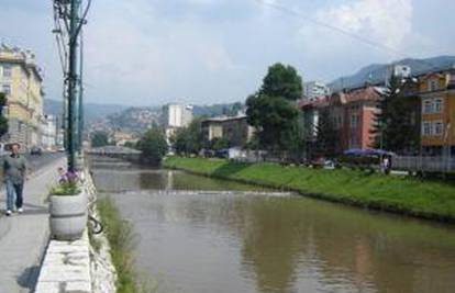 Sarajevo: Par u ljubavnom klinču autom pao u rijeku 