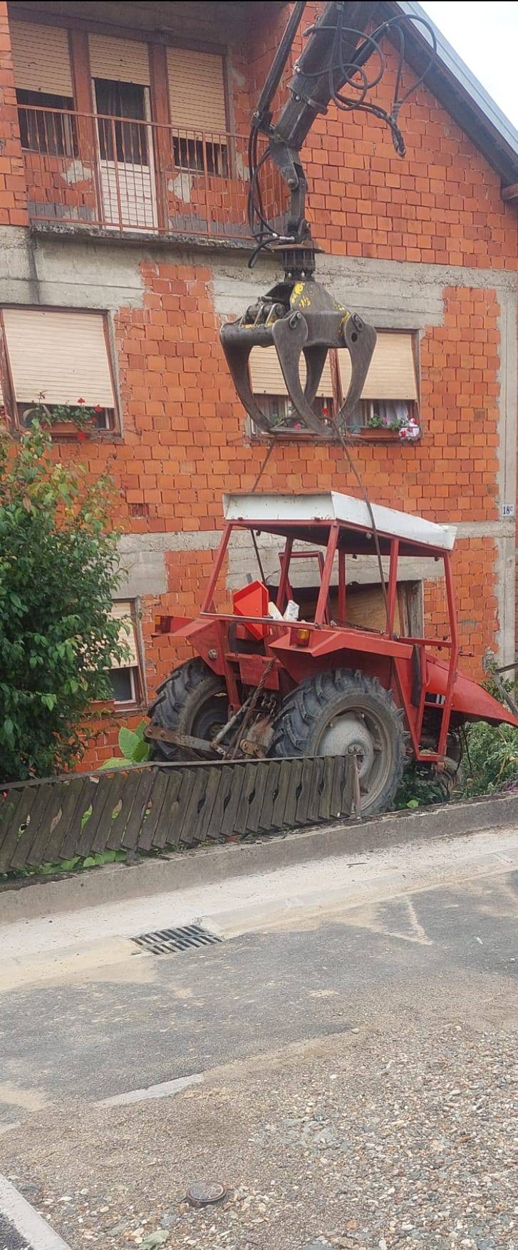 Traktorom sletio s ceste i zabio se u kuću kod Nove Gradiške: Vozač teško ozlijeđen i u bolnici