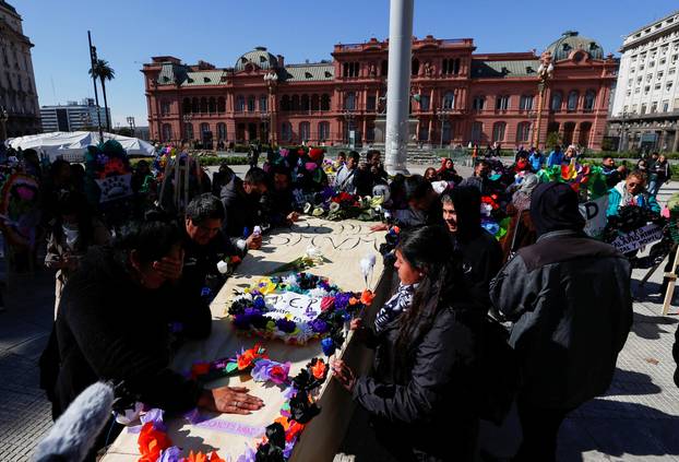 Argentines protest to mourn minimum wage