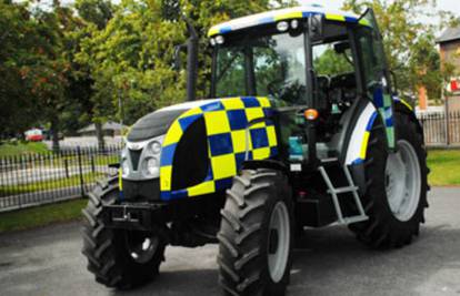 Zakon i red na selu: Britanska policija vozi 3,5 t težak traktor