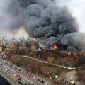 Veliki požar zahvatio povijesnu tvornicu u Sankt Peterburgu, vatrogasac poginuo pri gašenju