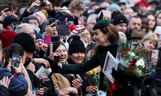 FOTO Narod se okupio da ih vidi prije mise: Kraljevska obitelj je pozdravila svoje obožavatelje