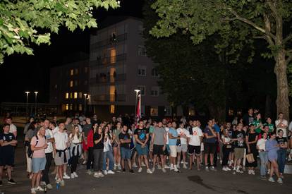 FOTO Veliki doček za prvake u futsalu: Kod studentskog doma bile stotine ljudi, palili baklje