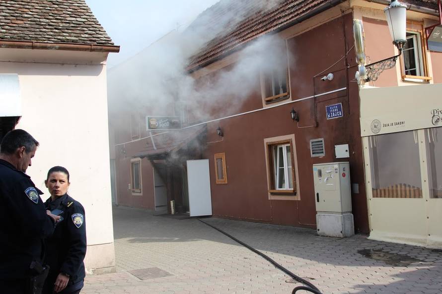 Slavonski Brod: Izbio  požar u poznatoj pivnici "Kuća Piva"