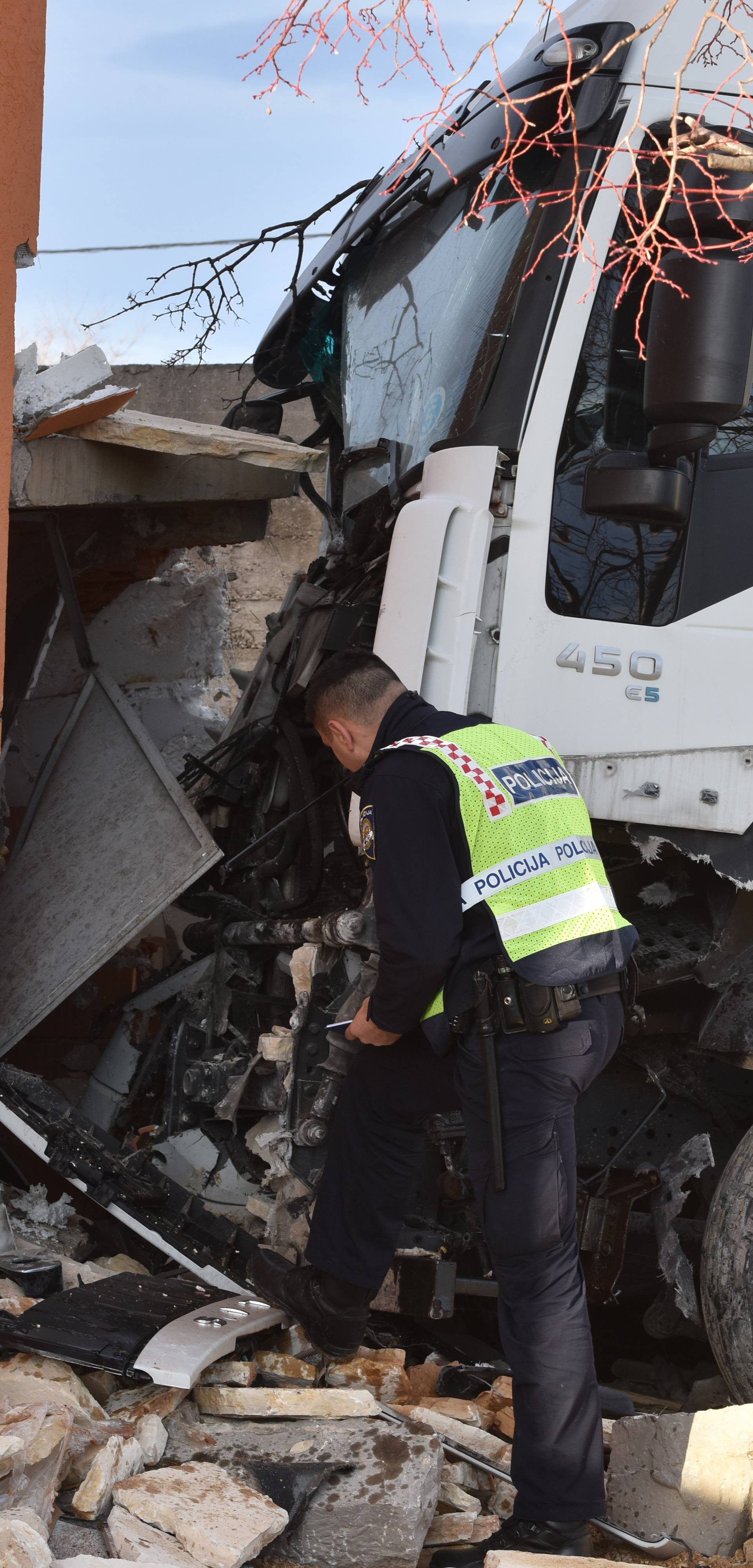 Kamion udario u kuću i auto: 'Srećom, nikoga nije bilo doma'