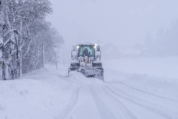 U Vrhovinama i Babinom Potoku palo je oko 50 do 80 cm snijega 
