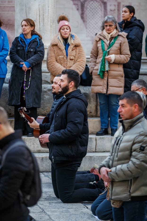 Molitelji su se okupili na Splitskom Peristilu