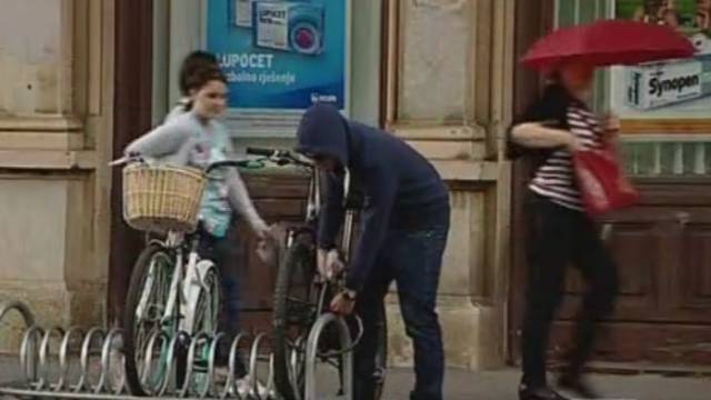 Nitko ga nije spriječio: Usred Zagreba rezao lanac s bicikla