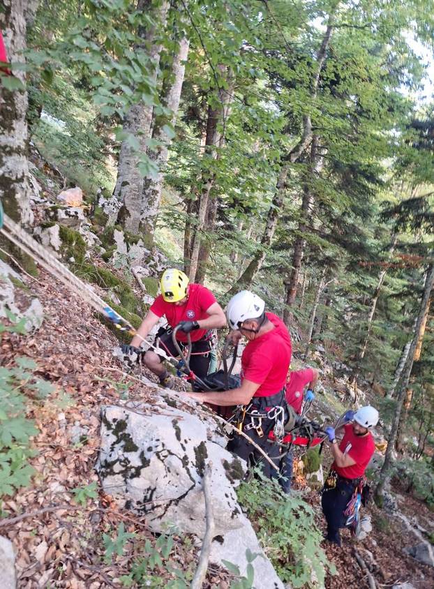 Jedna osoba ozlije&dstrok;ena, jedna pooginula pri slijetanju quada u provaliju kod NP Sjeverni Velebit