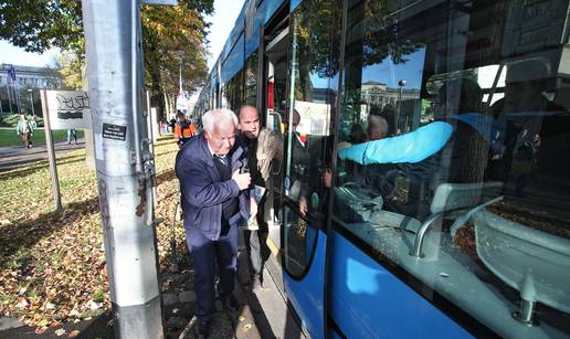 Pomagali: Pokvario se tramvaj u Zagrebu, gurali ga građani