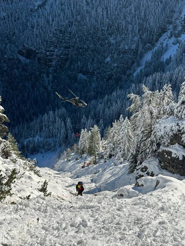 FOTO U ovoj su provaliji našli tijela tri Hrvata, spuštali se užadima, pomogao je i pas