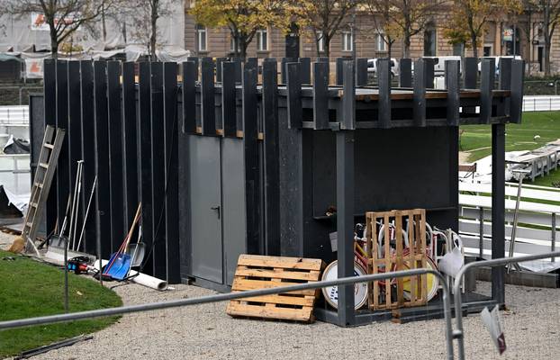 Zagreb: Priprema se ledeni park na Zrinjevcu i postavljaju se adventske kućice