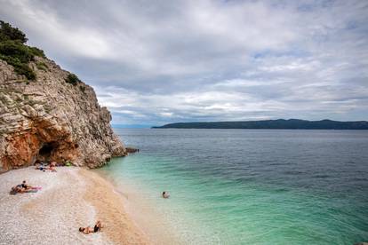 Prekrasna plaža u podnožju srednjovjekovnog gradića Brseča