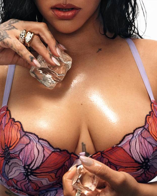 Ayy, mamacita! Rihanna mokra do kože najavila nestašno ljeto