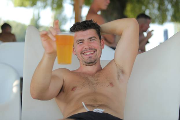 Osječani pronašli rashlađenje u Dravi