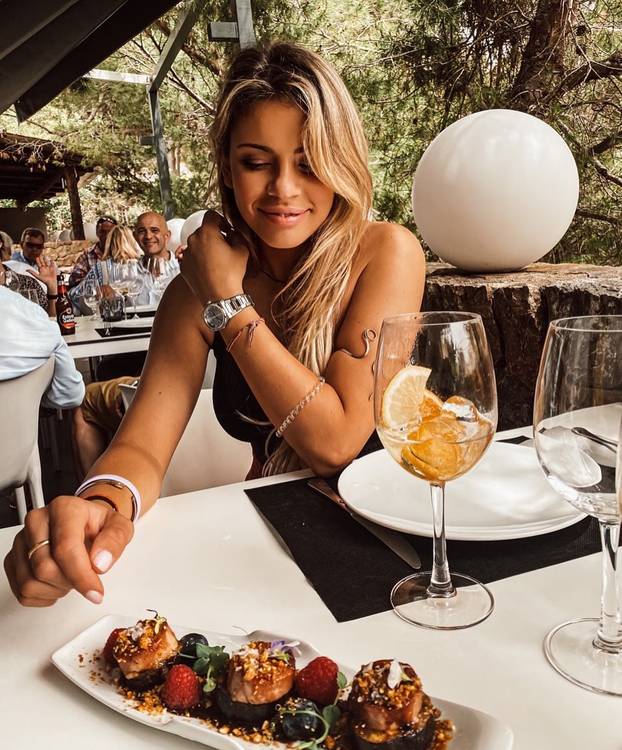 FOTO Paklena je za volanom, a tek kad skine gaćice i grudnjak