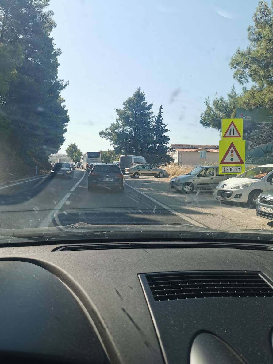 Sunce, more i - lopata! To je Dalmacija usred sezone. A malo pivo 30 kuna, cedevita 25...