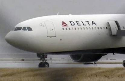 SAD: Avion prisilno sletio radi kvara, ozlijeđeno dvoje ljudi