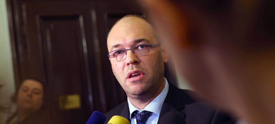 Kavalir Hasanbegović dočekao svoju nasljednicu s cvijećem