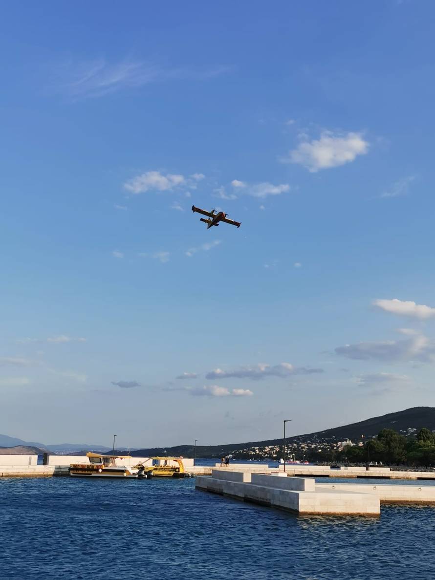 VIDEO Opet gori kod Crikvenice. Jedan kanader morao se vratiti jer je uletio u jato golubova?