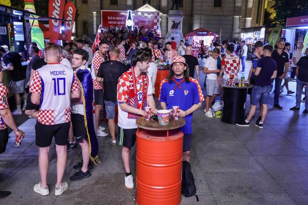 Zagreb: Navijači prate utakmicu na Cvjetnom trgu u Fan zoni
