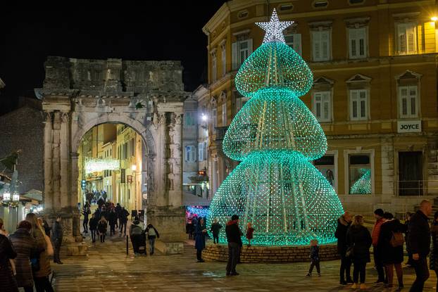 Pula: Svi uživaju u blagdanskom raspoloženju na okićenim  ulicama i trgovima