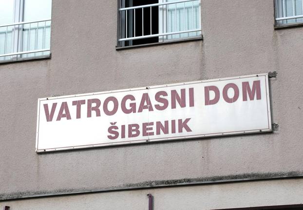 Šibenik: Povodom blagdana svetog Florijana ispred vatrogasnog doma položeni vijenci i svijeće za sve stradale vatrogasce 