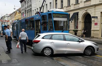 Nema ozlijeđenih: U Zagrebu tramvaj naletio na automobil