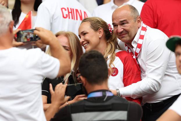 Pariz: Donna Vekić u zagrljaju tate i mame nakon osvojenog Olimpijskog srebra