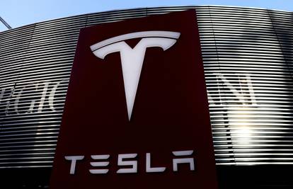 Tesla povlači 54.000 auta zbog opcije nepoštivanja znaka 'stop'