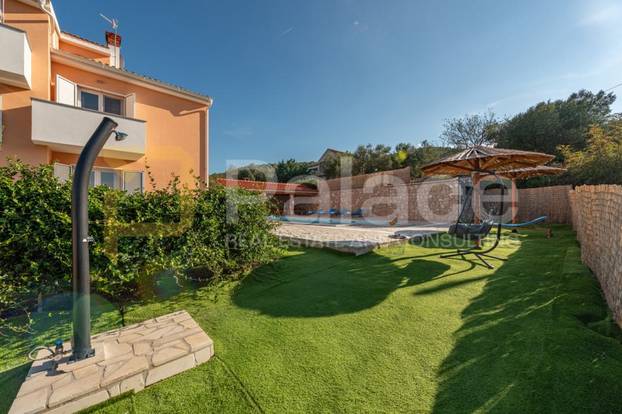 FOTO Najjeftinija vila na otoku Pašmanu ima bazen, ljetnu kuhinju i 300 metara do plaže!