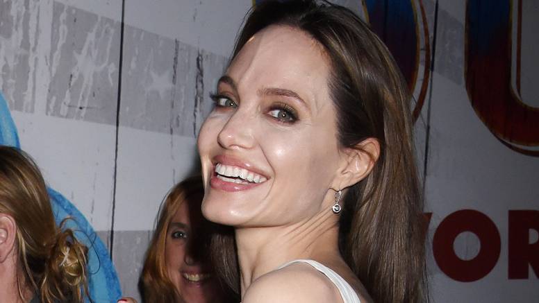 Angelina Jolie ljubi oženjenog tipa: 'Zaljubljena je kao curica'