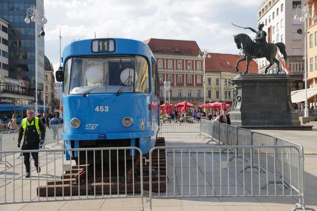 Zagreb: Na trgu postavljen stari tramvaj koji će se pretvoriti u svijetleću vremensku kapsulu