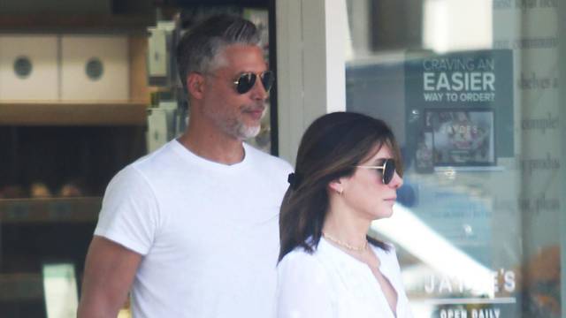 Sandra Bullock and boyfriend Bryan Randall go Grocery Shopping at Jayde's Market in Bel-Air!