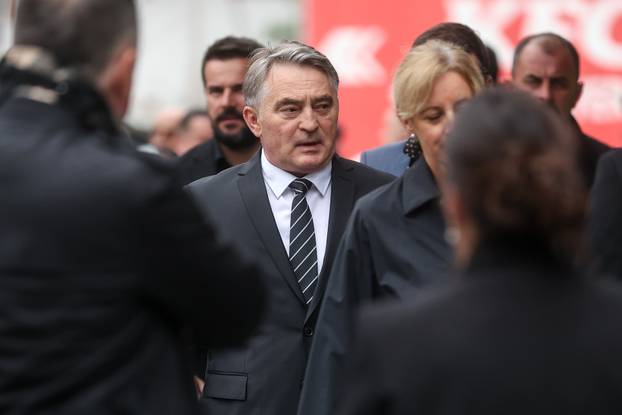 Sarajevo: Dolazak uzvanika na komemoraciju za Halida Bešlića u Narodno pozorište 