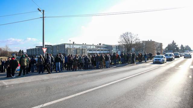 Okupljanje prosvjednika protiv covid mjera pred zatvorom u Remetincu.