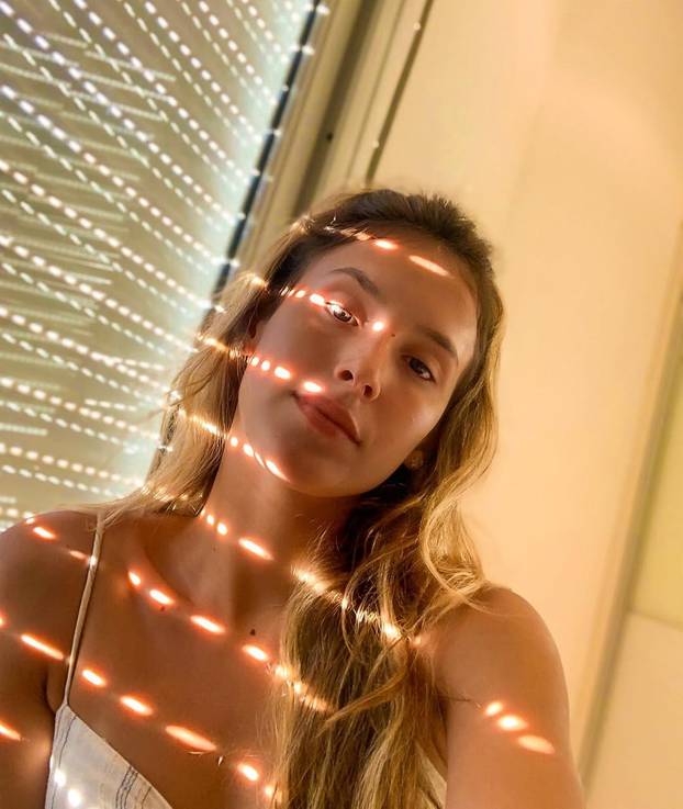 FOTO Ovo je uhićena 'Kraljica trave': Pozira u tangicama i toplesu.   Bila u bijegu od policije